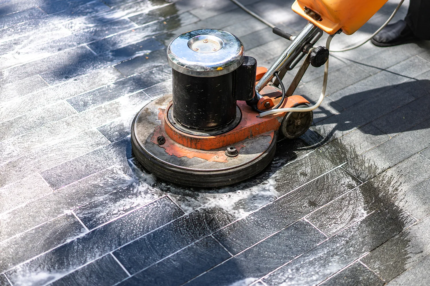 Arbeiter bei der Bodenreinigung