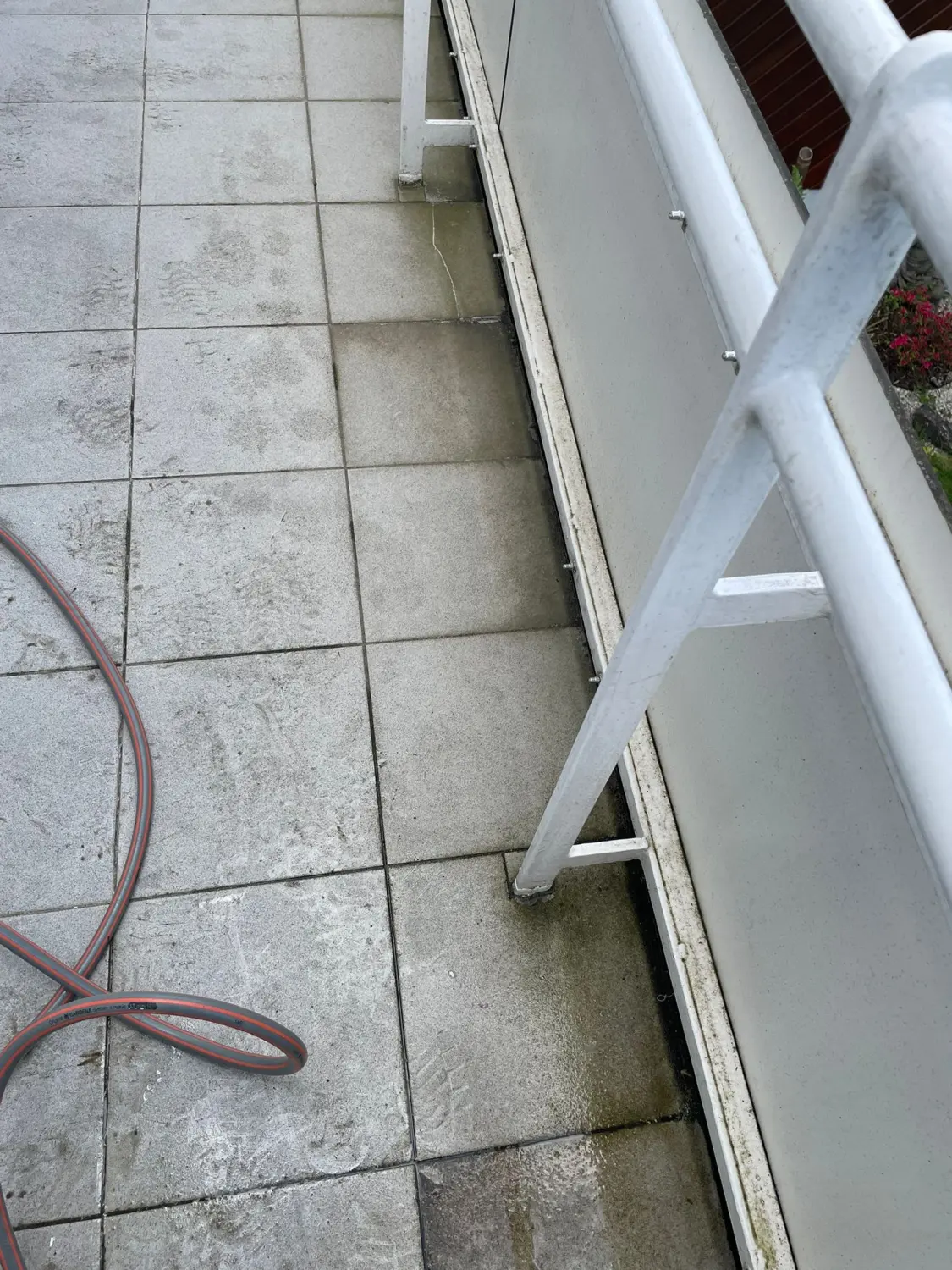 Kamer Dienstleistungen - vor der Reinigung der Terrasse